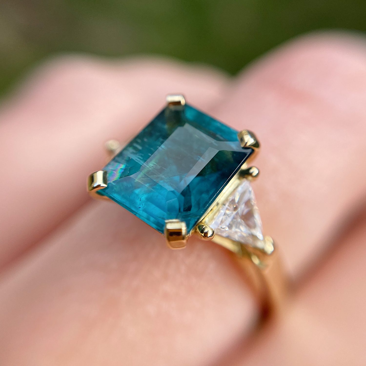 18ct yellow gold and Indicolite tourmaline ring with triangle diamonds ...