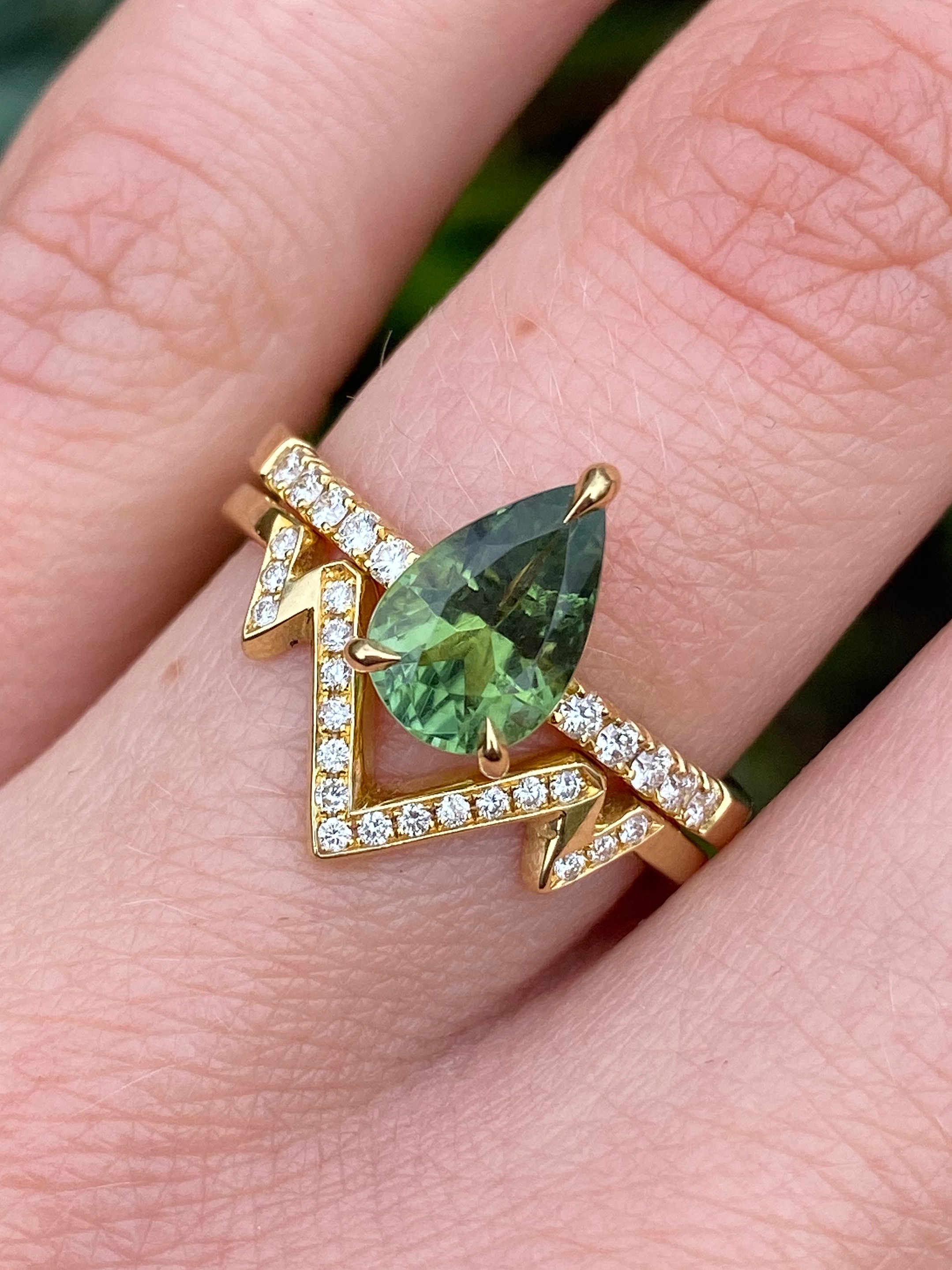 Green tourmaline ring in 18ct yellow gold - Baroque Bespoke Jewellery