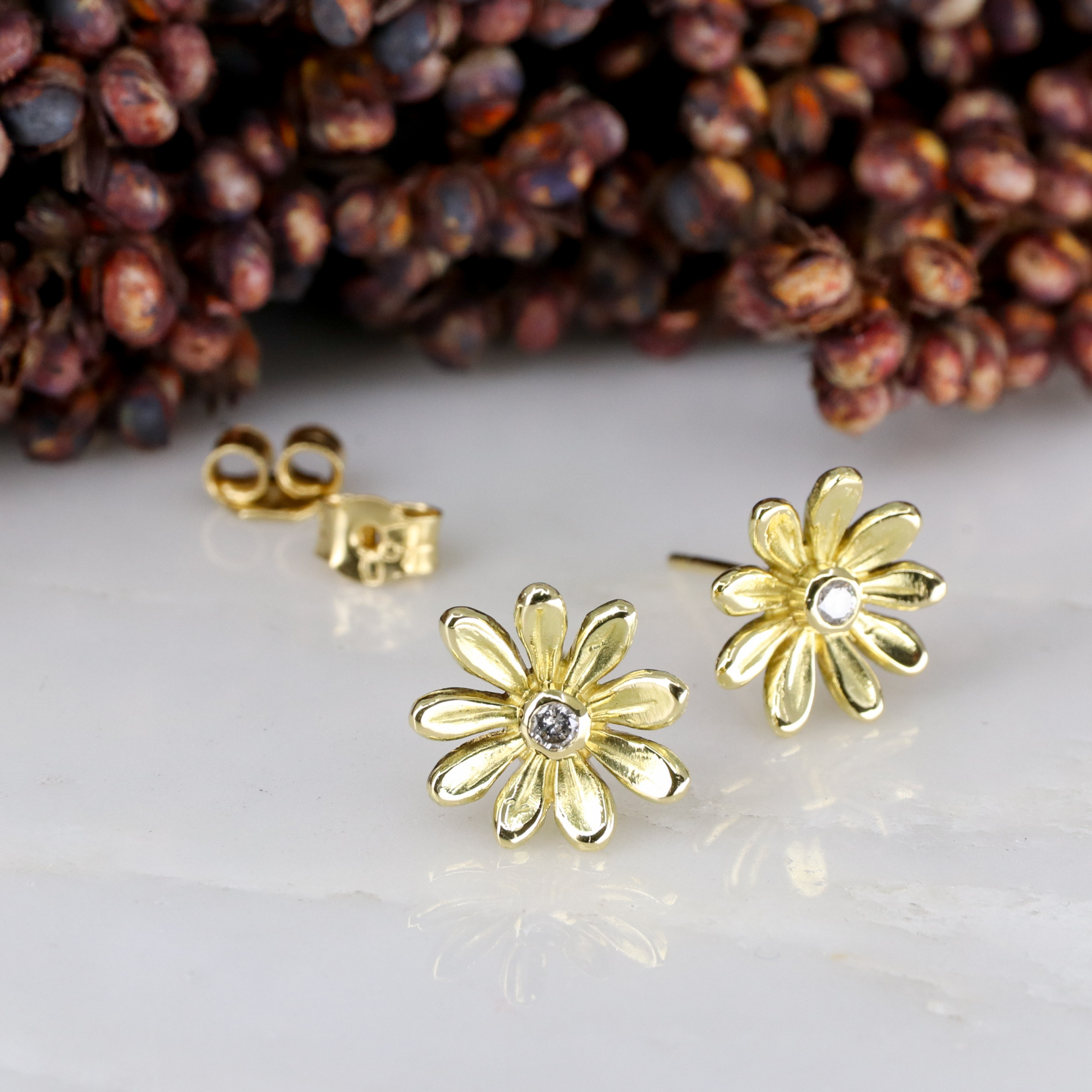 18ct yellow gold large daisy earstuds with white diamond centre ...