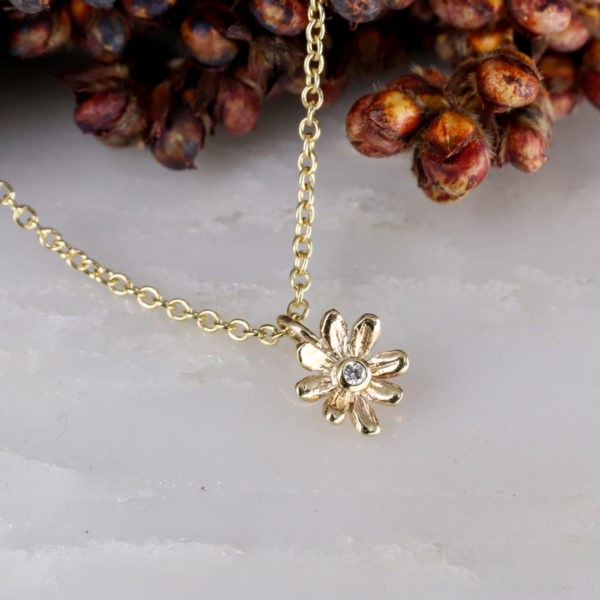 9ct yellow gold small daisy pendant with white diamond centre